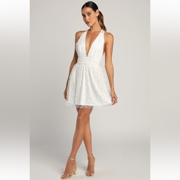 NWT Lulu’s Daisy Delight White Floral Print Sleeveless V-Neck Mini Dress Size XS - Picture 1 of 15